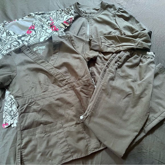 Grey's Anatomy Women's Black Scrub Set with Patterned Top - Picture 1 of 5